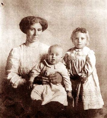 Anna and children, circa 1913